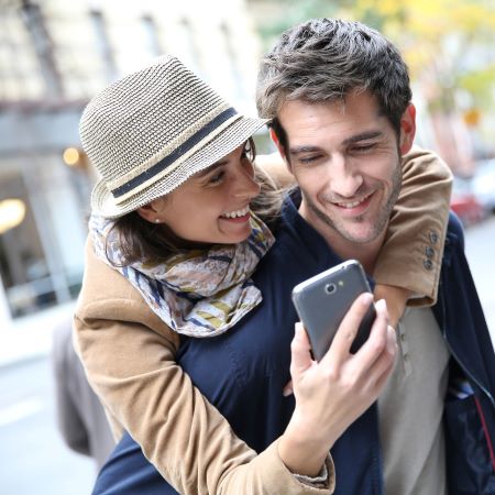 Paar an Straße mit Smartphone