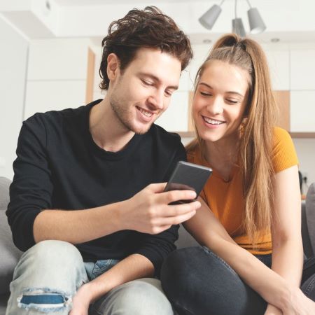 junges Paar mit Smartphone